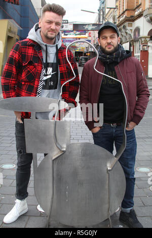 Ben Zucker & Claudio Capeo - Photocall peu avant leur concert à la Grosse Freiheit 36 à Hambourg avec : Ben Zucker & Claudio Capeo Où : Hambourg, Allemagne Quand : 30 Oct 2018 : Crédit/WENN.com Becher Banque D'Images