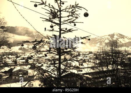 Noël dans les montagnes : un sapin dans la nature, avec décoration de Noël. Avis de Schuttdorf district et les montagnes. Zell am See, Autriche, Europe. Banque D'Images