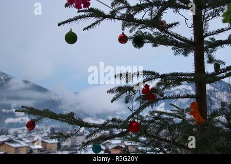 Noël dans les montagnes : un sapin dans la nature, avec décoration de Noël. Avis de Schuttdorf district et les montagnes. Zell am See, Autriche, Europe. Banque D'Images