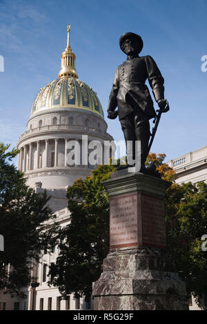 USA, Virginie occidentale, Charleston, West Virginia State Capitol et statue du Général Stonewall Jackson Banque D'Images