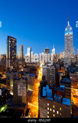 USA, New York, New York, Manhattan, Midtown Manhattan, augmentation de la tombée de la vue vers l'Empire State Building Banque D'Images