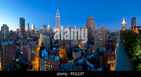 USA, New York, New York, Manhattan, Midtown Manhattan, augmentation de la tombée de la vue vers l'Empire State Building Banque D'Images