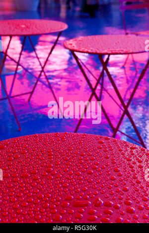 Résumé Les gouttelettes d'eau sur une table rouge sous les néons de la 42e Rue, Times Square, Manhattan, New York City, New York, USA, Amérique du Nord Banque D'Images