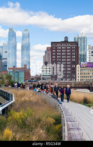 Les gens qui marchent sur la ligne haute, à 1 km du parc de la ville de New York sur une section de l'ancien chemin de fer élevée le long de la Lower West Side, New York, USA Banque D'Images