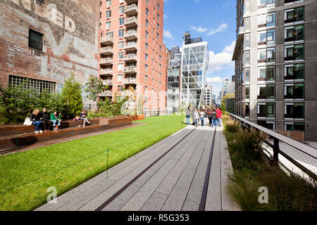 Les gens qui marchent sur la ligne haute, à 1 km du parc de la ville de New York sur une section de l'ancien chemin de fer élevée le long de la Lower West Side, New York, USA Banque D'Images