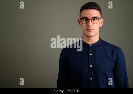 Young handsome businessman wearing eyeglasses contre ba couleur Banque D'Images