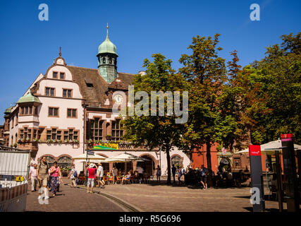 Freiburg im Breisgau, Baden-Wurttemberg, Allemagne - 30 juillet 2018 : vue sur Chateau de place avec l'ancien hôtel de ville et les touristes aux beaux jours d'été. Sou Banque D'Images