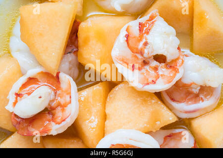 Crevettes frites sur melon charentais Banque D'Images