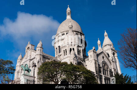 Low angle view of Basilique du Sacré-Cœur sous un ciel bleu, Paris, France. Banque D'Images