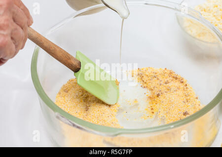 L'ajout de lait pour préparer le pain de maïs sucré Banque D'Images