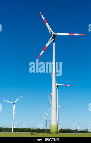 Éoliennes en face de ciel bleu en Allemagne Banque D'Images