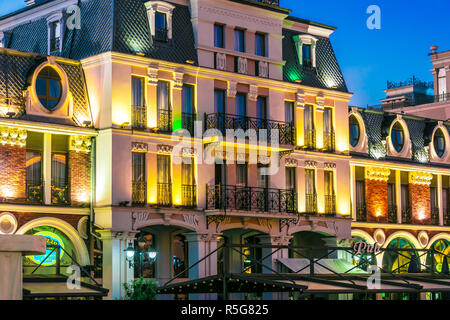BATUMI, GÉORGIE - OCT 28, 2018 : Architecture de Batoumi Piazza dans le centre de Batumi, Géorgie par nuit Banque D'Images