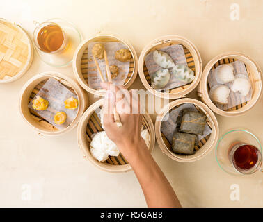 Vue de dessus de manger des dim sum Banque D'Images