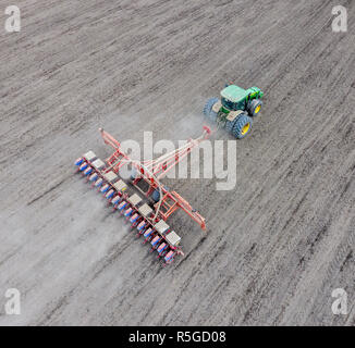 Les semis de maïs. Tracteur avec un semoir sur le terrain. À l'aide d'un semoir pour planter du maïs. Banque D'Images