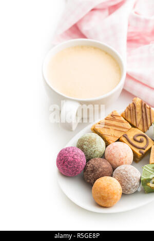 Divers bonbons sucrés et tasse à café. Banque D'Images