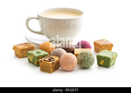 Divers bonbons sucrés et tasse à café. Banque D'Images