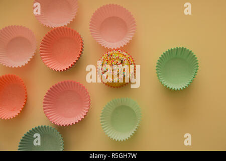 Avis de muffins de Noël décoré de petites boules de sucre Banque D'Images