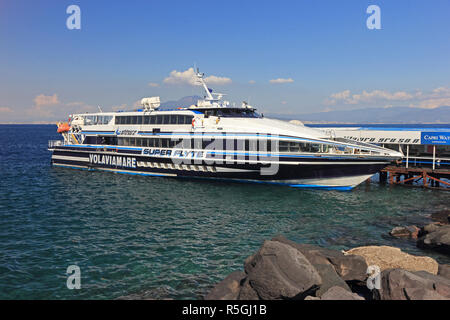 Hydroglisseur bateau opérant entre Sorrente et Capri, amarré au terminal 9, Sorrento Banque D'Images