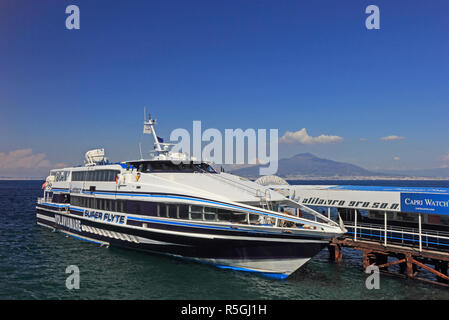 Hydroglisseur bateau opérant entre Sorrente et Capri, amarré au terminal 9, Sorrento Banque D'Images