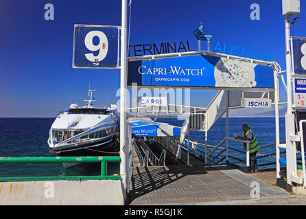 Hydroglisseur bateau opérant entre Sorrente et Capri, amarré au terminal 9, Sorrento Banque D'Images