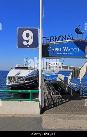 Hydroglisseur bateau opérant entre Sorrente et Capri, amarré au terminal 9, Sorrento Banque D'Images