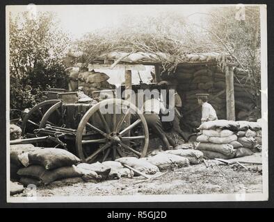 Scène dans une batterie à l'avant [Laventie, France]. Bureau de la 19e Batterie, Artillerie royale, détente à l'entrée de leur abri. 4 août 1915. Dossier de l'armée indienne en Europe durant la Première Guerre mondiale. 20e siècle, 1915. Argentiques. Source : Photo 24/(230). Auteur : Big Sur, H. D. Banque D'Images