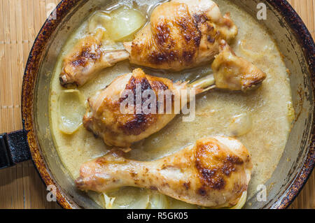 Cuisses de poulet frit dans une sauce crémeuse aux oignons, concept de cuisine, les frais généraux sur pan Banque D'Images