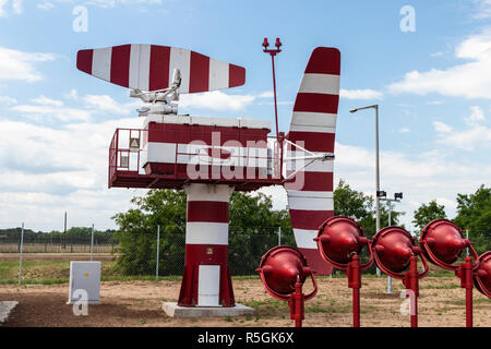 Système de navigation de l'aéroport avec radar des lampes, ciel bleu et nuages dans l'arrière-plan. Banque D'Images