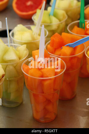 Salade de fruits frais de cubes de melon dans des gobelets en plastique Banque D'Images