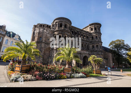 Trier, Allemagne. La Porta Nigra (porte noire) pour l'Amérique latine, une grande porte de la ville romaine de l'ancienne ville d'Augusta Treverorum. Un site du patrimoine mondial depuis Banque D'Images