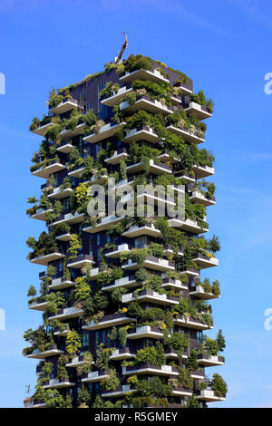 Bosco Verticale, Twin Tower, une tour verte avec des arbres et arbustes, Milan, Lombardie, Italie Banque D'Images