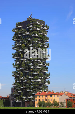 Bosco Verticale, Twin Tower, une tour verte avec des arbres et arbustes, Milan, Lombardie, Italie Banque D'Images