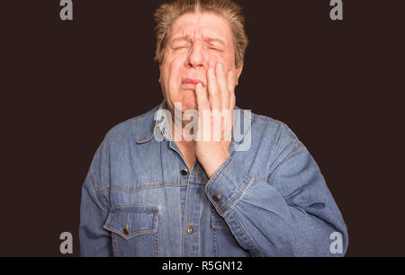 Caucasian man douleur dents portrait studio isolé sur fond blanc Banque D'Images