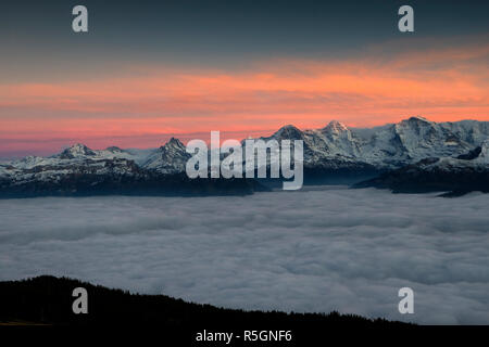 Gamme de montagne au-dessus des nuages, vue sur l'Eiger, Mönch et montagnes Junfrau avec de la neige, vu de Wang, d'incandescence Banque D'Images