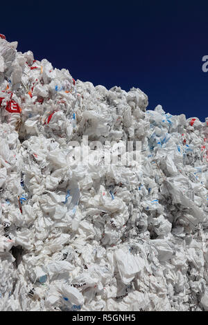 Avec une variété de sacs, les déchets en plastique, dans une usine de recyclage, Allemagne Banque D'Images