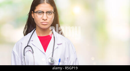 Jeune femme médecin arabe sur fond isolé sceptique et nerveux, fronçant bouleversé parce que de problème. Personne négative. Banque D'Images