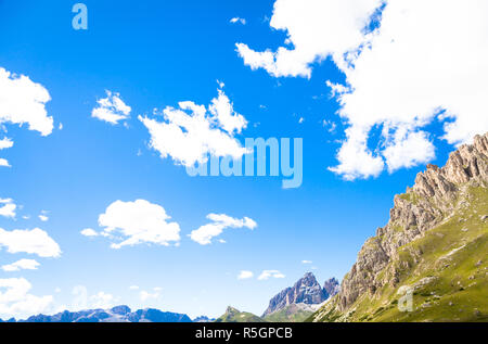 Ciel bleu sur les montagnes des Dolomites en Italie Banque D'Images