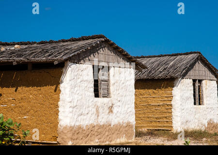 Adobe traditionnelles maison à côté de la mer sous ciel bleu Banque D'Images