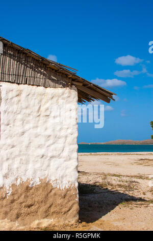 Adobe traditionnelles maison à côté de la mer sous ciel bleu Banque D'Images