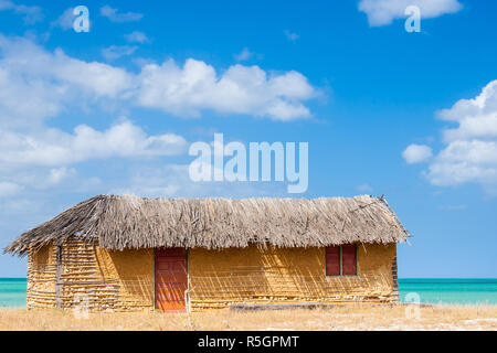 Adobe maison colorée à côté de la mer sous ciel bleu Banque D'Images