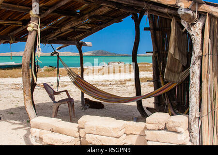 Hamac traditionnel à côté de la plage à Cabo de la Vela Banque D'Images