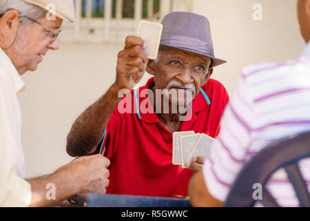 Groupe d'Happy Friends Cartes à jouer et à rire Banque D'Images