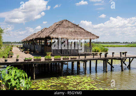 Les gens en proie à manger Aire de repos Pros Khmer alimentaire vente à Riverside restaurant sur pilotis en proies pour River. Preal proies, Kampong Thom, Cambodge Banque D'Images