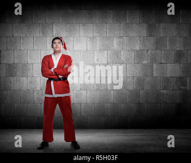 Asian man in costume père noël Banque D'Images