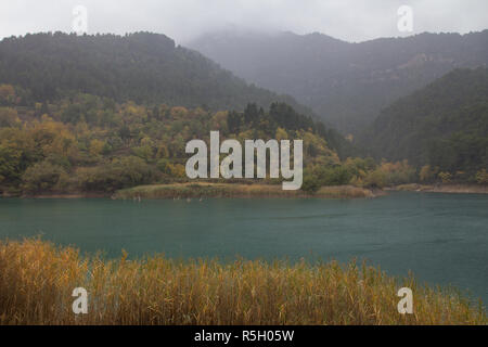 Lac Tsivlos pendant un jour d'automne pluvieux Banque D'Images