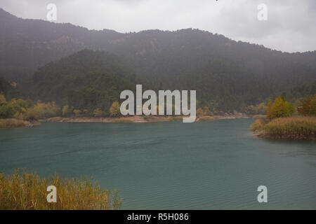 Lac Tsivlos en Grèce, au cours d'une journée d'automne pluvieuse Banque D'Images