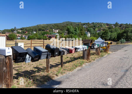 Une ligne de boîtes aux lettres dans une région rurale du comté de San Diego, à proximité du lac Cuyamaca, California, United States. Banque D'Images