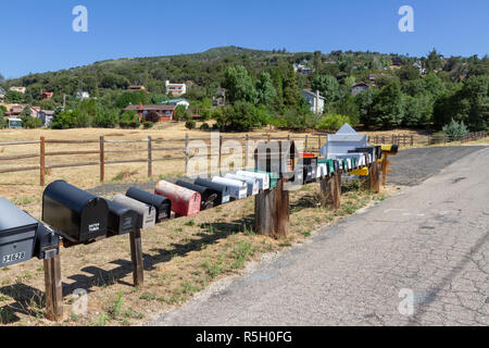 Une ligne de boîtes aux lettres dans une région rurale du comté de San Diego, à proximité du lac Cuyamaca, California, United States. Banque D'Images