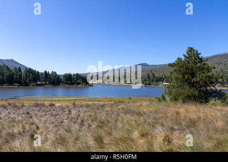 Sur le lac Cuyamaca, California, United States vers Cuyamaca Rancho State Park. Banque D'Images