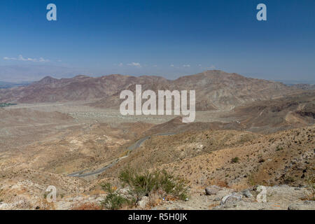 Vue de la vallée de Coachella point vista vers Palm Springs, California, United States. Banque D'Images